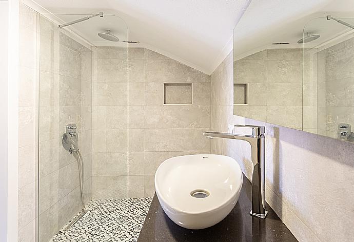 En suite bathroom with shower . - Villa Derya Paradise . (Галерея фотографий) }}