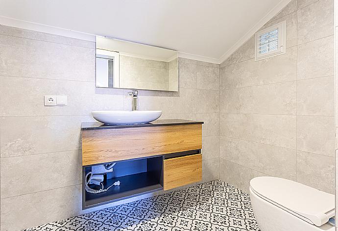 En suite bathroom with shower . - Villa Derya Paradise . (Galleria fotografica) }}