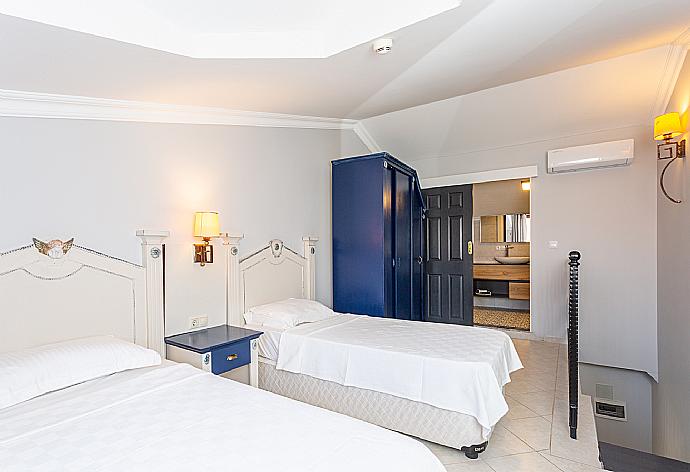 Twin bedroom with en suite bathroom and A/C . - Villa Derya Paradise . (Galerie de photos) }}