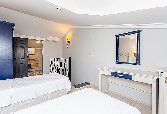 Twin bedroom with en suite bathroom and A/C . - Villa Derya Paradise . (Fotogalerie) }}