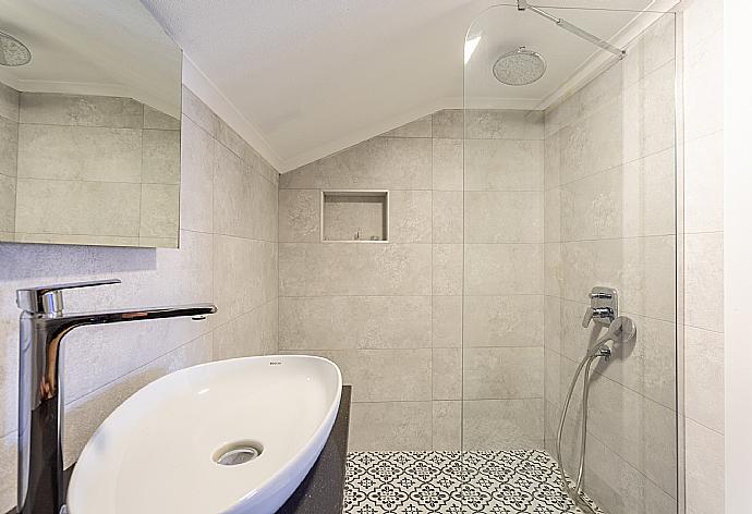 En suite bathroom with shower . - Villa Derya Paradise . (Галерея фотографий) }}
