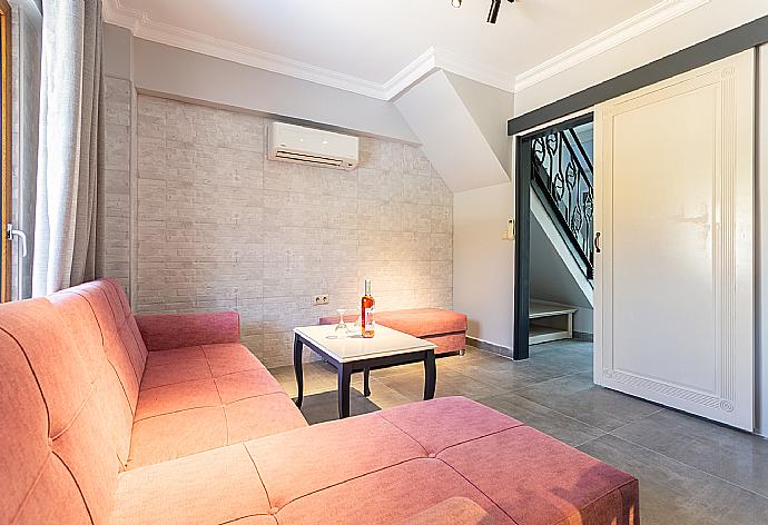 Open-plan living room with sofa, dining area, kitchen, A/C, WiFi internet, satellite TV, and terrace access . - Villa Elmas Paradise . (Галерея фотографий) }}