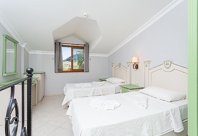 Twin bedroom with en suite bathroom and shower . - Villa Elmas Paradise . (Photo Gallery) }}