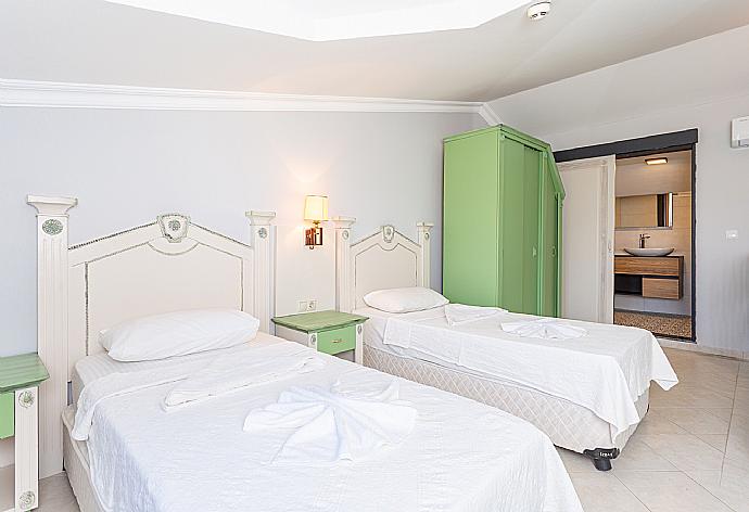Twin bedroom with en suite bathroom and shower . - Villa Elmas Paradise . (Galería de imágenes) }}