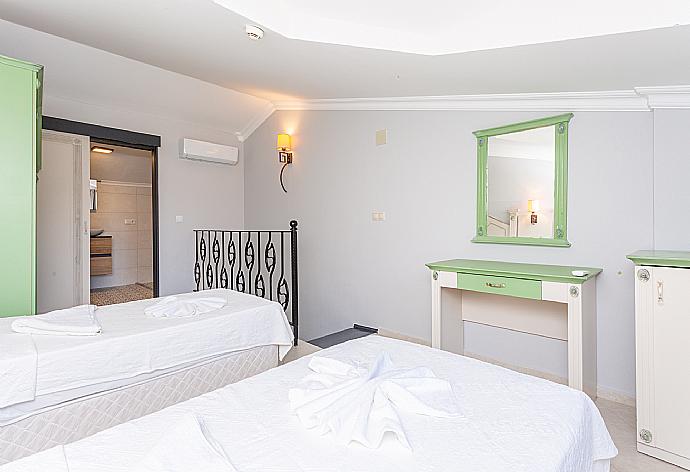 Twin bedroom with en suite bathroom and shower . - Villa Elmas Paradise . (Fotogalerie) }}
