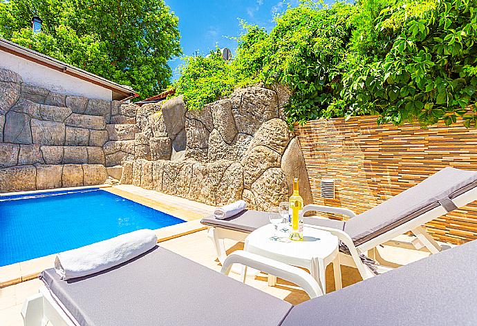 Terrace area . - Villa Emel Paradise . (Photo Gallery) }}