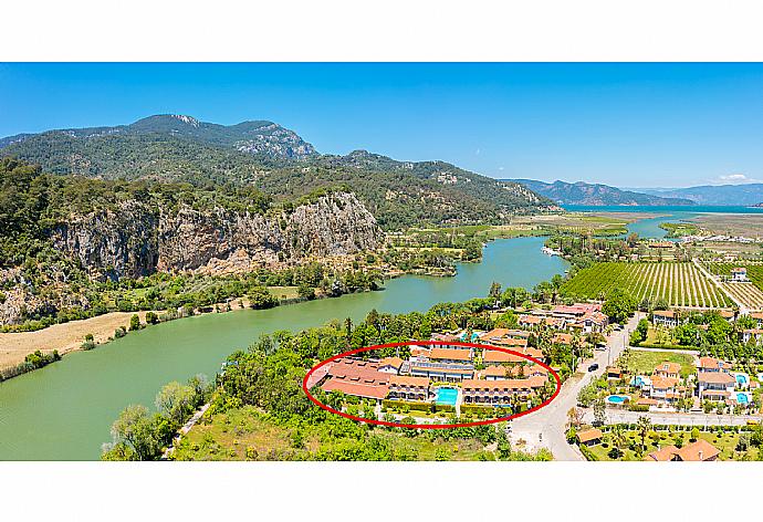 Aerial view showing location of Paradise Club . - Villa Emel Paradise . (Fotogalerie) }}