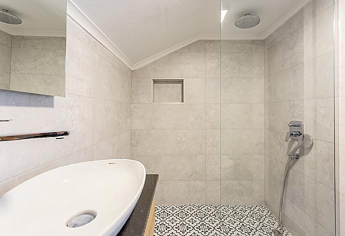 En suite bathroom with shower . - Villa Emel Paradise . (Galerie de photos) }}