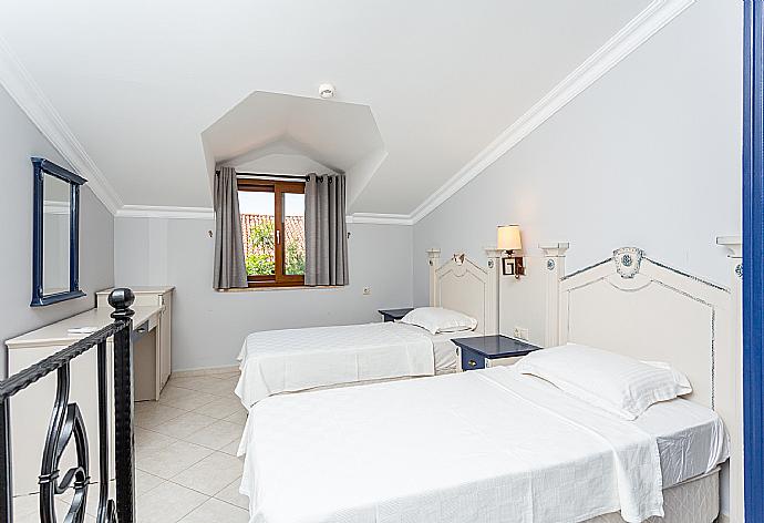 Twin bedroom with en suite bathroom and A/C . - Villa Emel Paradise . (Galleria fotografica) }}