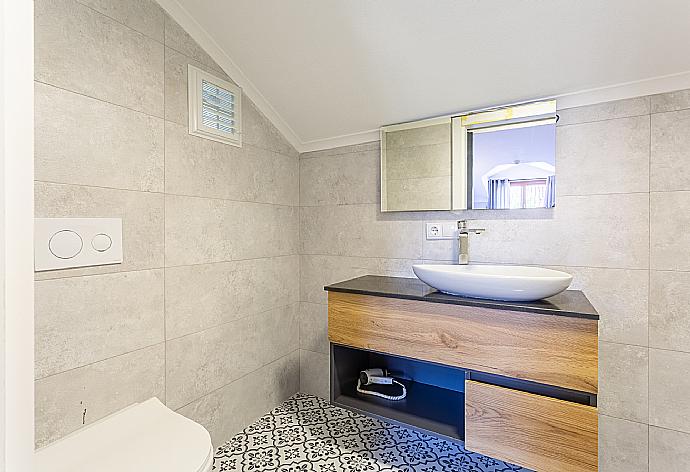 En suite bathroom with shower . - Villa Emel Paradise . (Fotogalerie) }}