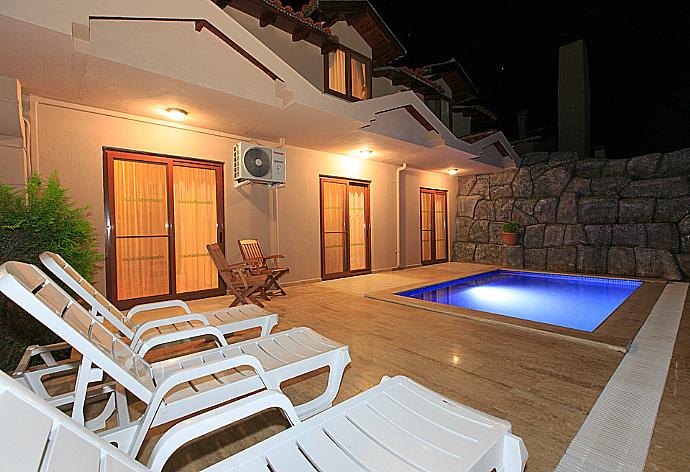 Night view . - Villa Emel Paradise . (Photo Gallery) }}