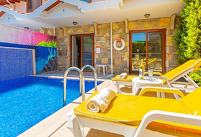 Private pool and terrace area . - Villa Aysel Paradise . (Galerie de photos) }}