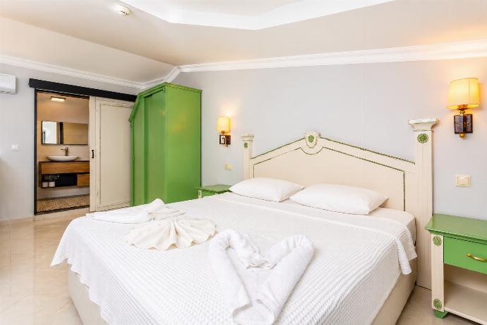 En suite bathroom with shower . - Villa Aysel Paradise . (Γκαλερί Φωτογραφιών) }}