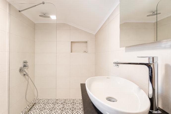 En suite bathroom with shower . - Villa Aysel Paradise . (Γκαλερί Φωτογραφιών) }}