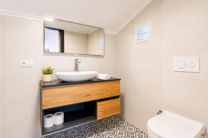 Twin bedroom with en suite bathroom and shower . - Villa Aysel Paradise . (Γκαλερί Φωτογραφιών) }}