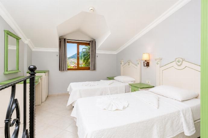En suite bathroom with shower . - Villa Aysel Paradise . (Γκαλερί Φωτογραφιών) }}