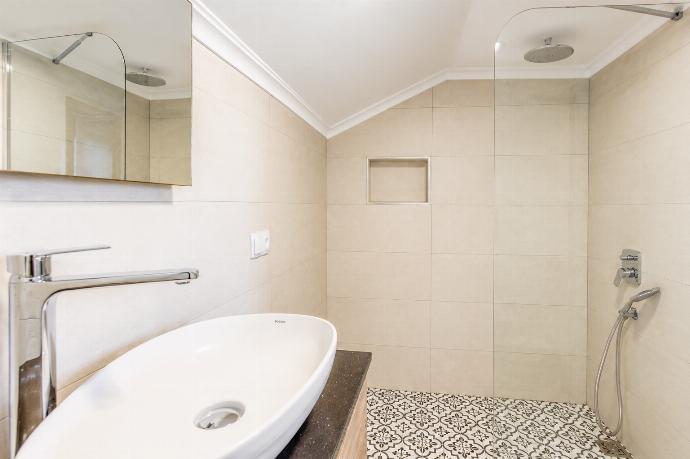 En suite bathroom with shower . - Villa Aysel Paradise . (Γκαλερί Φωτογραφιών) }}