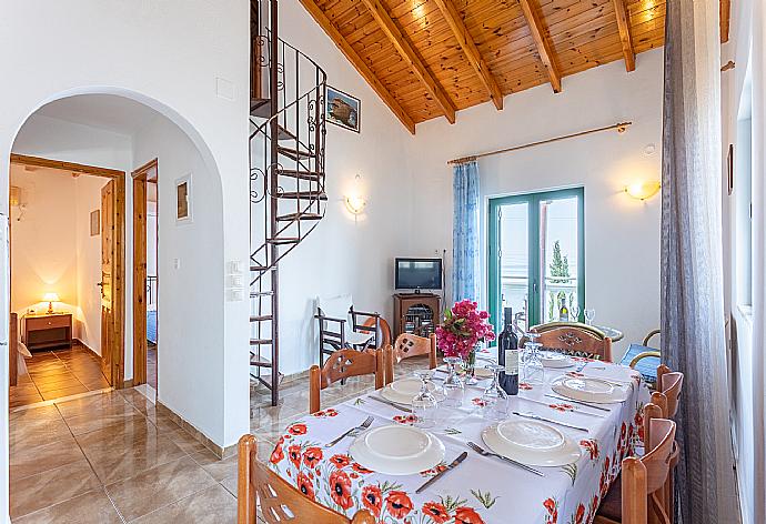 Open-plan living room with sofa, dining area, kitchen, A/C, WiFi internet, TV, and terrace access . - Villa Martha . (Fotogalerie) }}