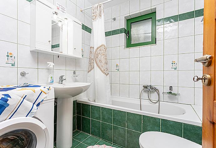 Family bathroom with bath and shower . - Villa Martha . (Galería de imágenes) }}