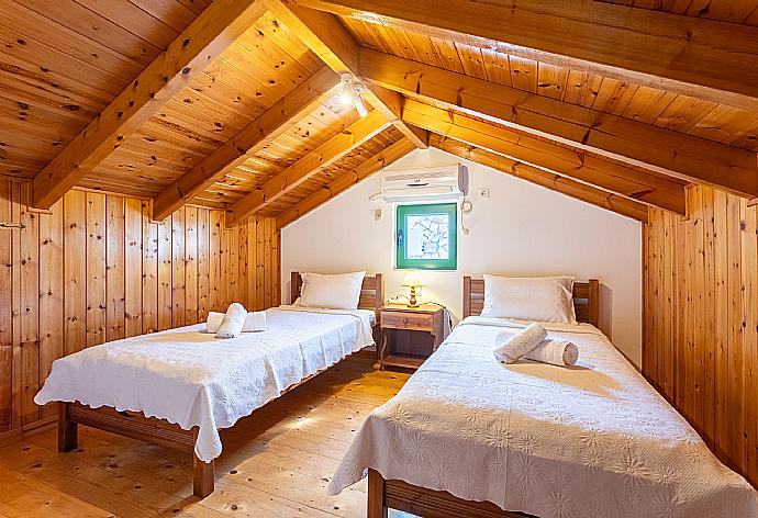 Twin bedroom with en suite bathroom (W/C) and A/C . - Villa Martha . (Photo Gallery) }}