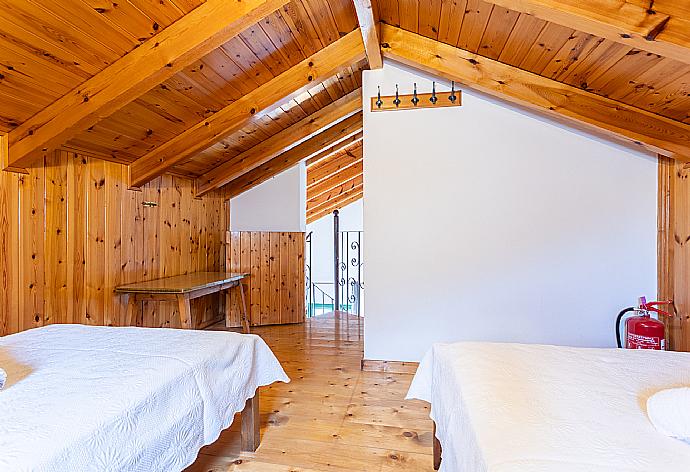 Twin bedroom with en suite bathroom (W/C) and A/C . - Villa Martha . (Galerie de photos) }}