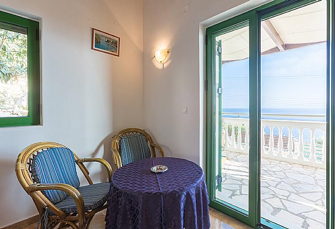 Open-plan living room with dining area, kitchen, terrace access, WiFi Internet, TV, and DVD player . - Villa Anastasia . (Fotogalerie) }}