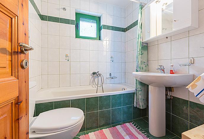 Family bathroom with bath and overhead shower . - Villa Anastasia . (Photo Gallery) }}