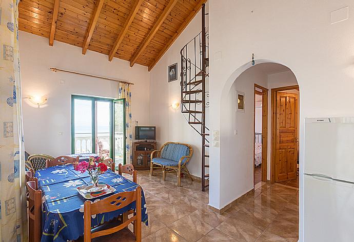 Open-plan living room with dining area, kitchen, terrace access, WiFi Internet, TV, and DVD player . - Villa Anastasia . (Fotogalerie) }}