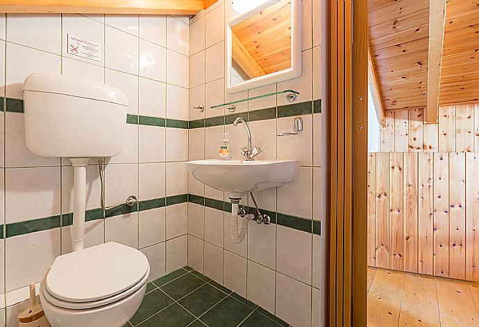 En suite W/C . - Villa Anastasia . (Galerie de photos) }}