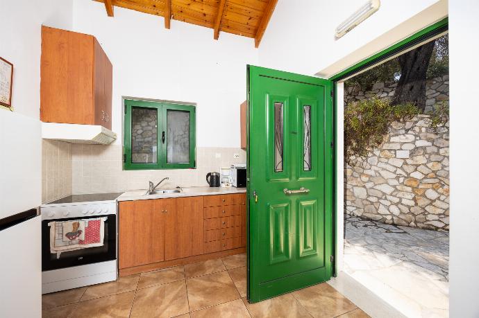 Equipped kitchen . - Villa Anastasia . (Photo Gallery) }}