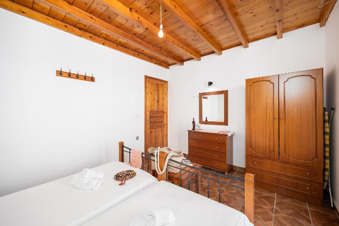 Twin bedroom with A/C . - Villa Anastasia . (Photo Gallery) }}