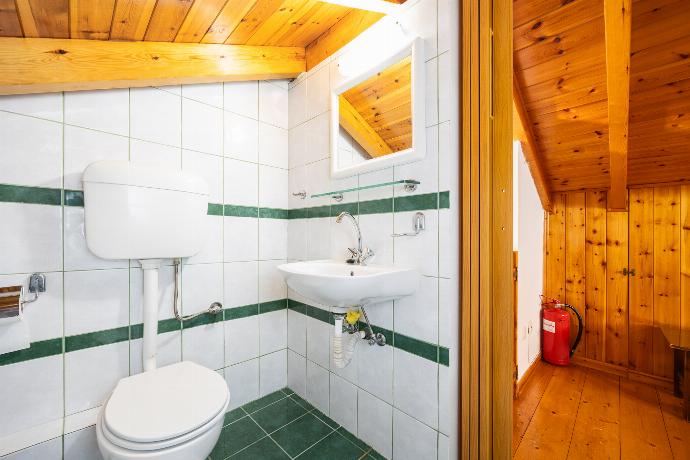 En suite W/C . - Villa Anastasia . (Photo Gallery) }}