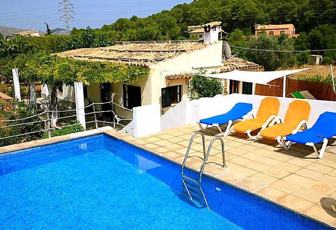Private pool with terrace area . - Villa Isa . (Fotogalerie) }}