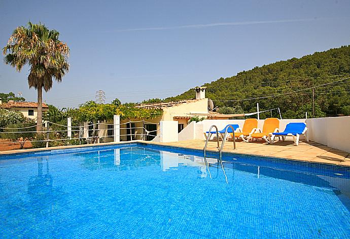 Private pool with terrace area . - Villa Isa . (Fotogalerie) }}