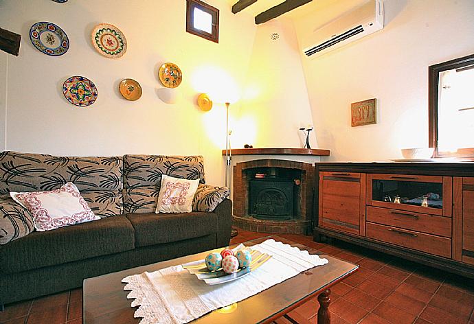 Living room with WiFi, TV and DVD player . - Villa Isa . (Fotogalerie) }}
