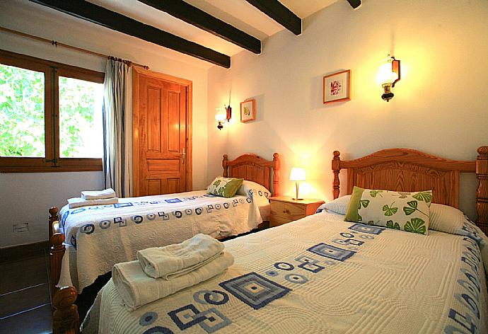 Twin bedroom . - Villa Isa . (Fotogalerie) }}