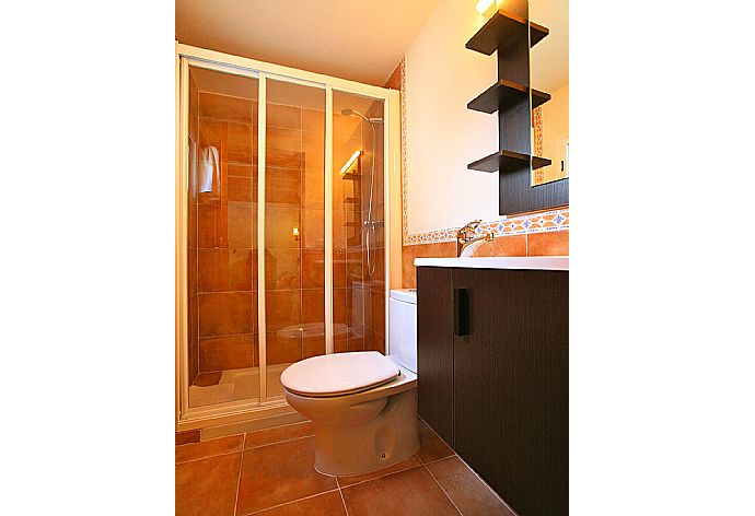 Bathroom with shower . - Villa Isa . (Fotogalerie) }}