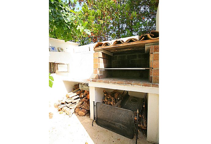 Terrace area with BBQ . - Villa Isa . (Fotogalerie) }}