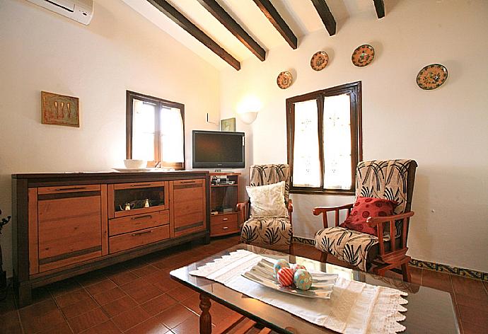 Living room with WiFi, TV and DVD player . - Villa Isa . (Fotogalerie) }}