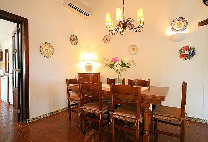 Dining area . - Villa Isa . (Fotogalerie) }}