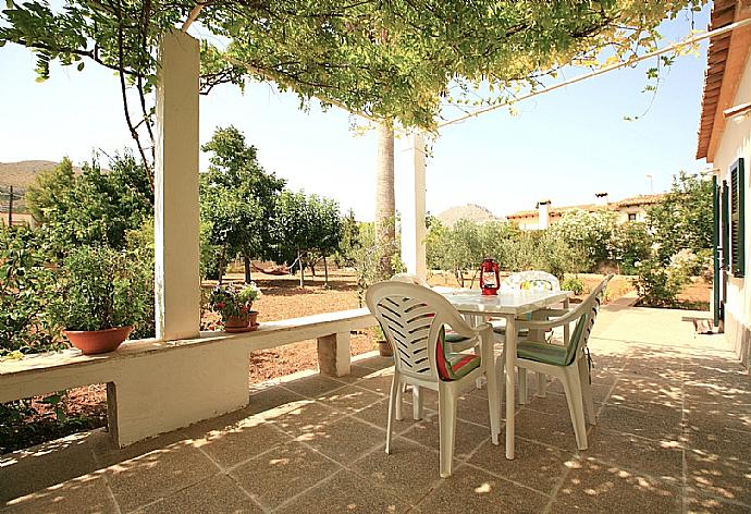Terrace are and garden . - Villa Isa . (Fotogalerie) }}