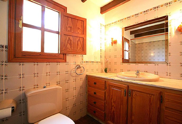 Bathroom . - Villa Isa . (Fotogalerie) }}
