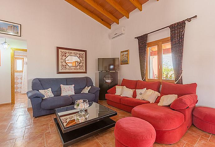 Living room with dining area, terrace access, A/C, WiFi Internet, Satellite TV, and DVD player . - Villa Gosp Torres . (Galerie de photos) }}