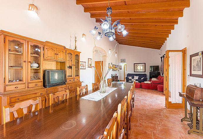Living room with dining area, terrace access, A/C, WiFi Internet, Satellite TV, and DVD player . - Villa Gosp Torres . (Galleria fotografica) }}
