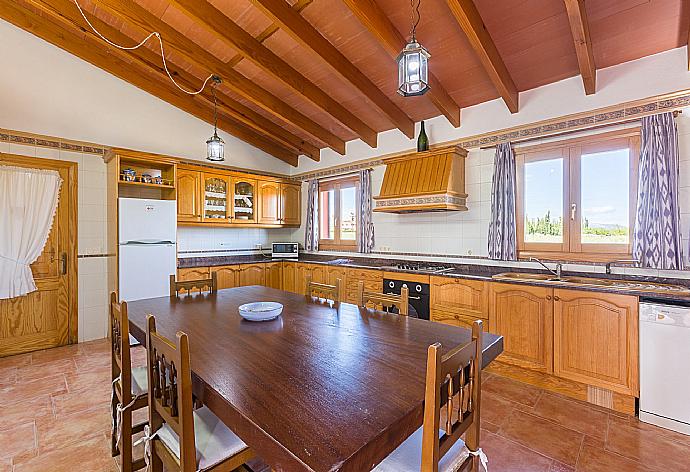 Equipped kitchen and dining area . - Villa Gosp Torres . (Fotogalerie) }}