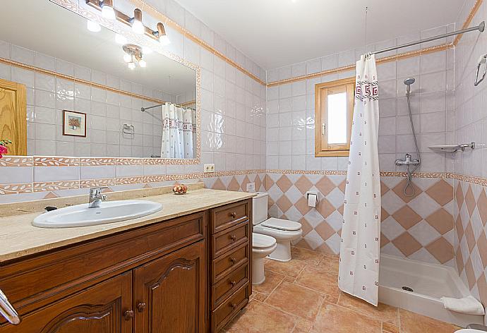 Family bathroom with overhead shower . - Villa Gosp Torres . (Fotogalerie) }}