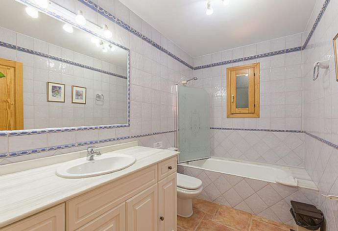 Family bathroom with bath and overhead shower . - Villa Gosp Torres . (Fotogalerie) }}