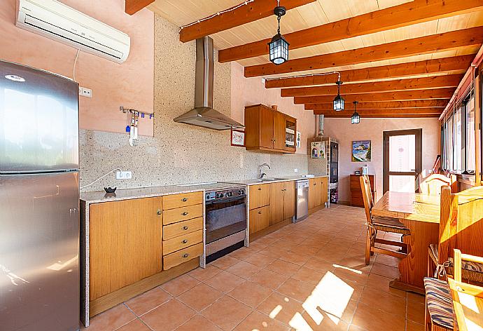 Outdoor equipped kitchen and dining area . - Villa Gosp Torres . (Galerie de photos) }}