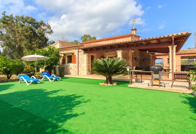 Terrrace area with BBQ . - Villa Esperanza . (Photo Gallery) }}