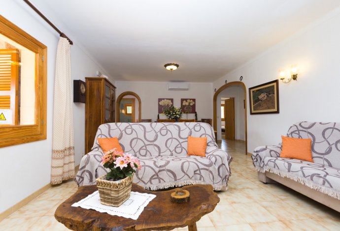 Living area with WiFi, TV, DVD player and dining area . - Villa Esperanza . (Photo Gallery) }}